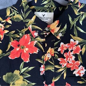 American Eagle Black Button-Down Hawaiin Aloha Shirt Hibiscus Floral Print Med